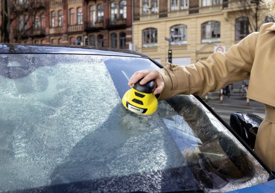 Zbavte se zamrzlých skel Vašeho auta jako profíci! Vyzkoušejte škrabku KÄRCHER EDI 4