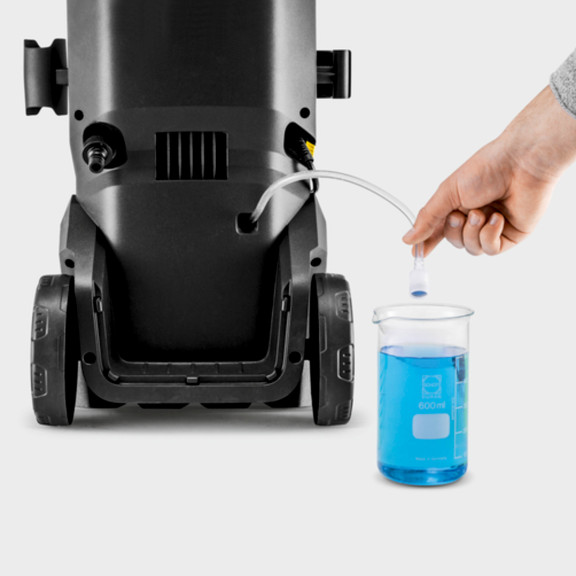 Integrovaná sací hadice na čistící prostředek